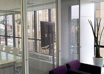 Divisória de vidro com persiana embutida Capão Redondo