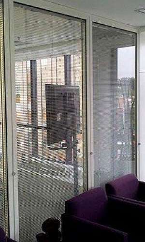 Divisória de vidro com persiana embutida Divisória de vidro com persiana embutida