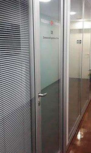 Divisória de vidro com persiana Divisória de vidro com persiana