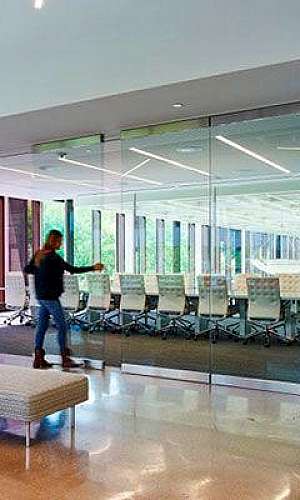 Divisória de vidro com porta de correr Divisória de vidro com porta de correr