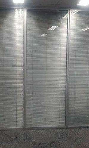 Divisória vidro duplo com persianas Divisória vidro duplo com persianas